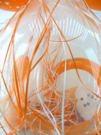 Der Geschenkballon innen. Geschenke einpacken im Luftballon