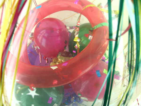 So schn ist ein Geschenkballon im Inneren dekoriert